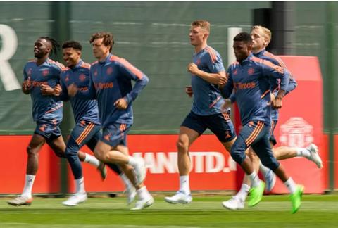 Hình ảnh mới nhất của Erik ten Hag và các cầu thủ MU