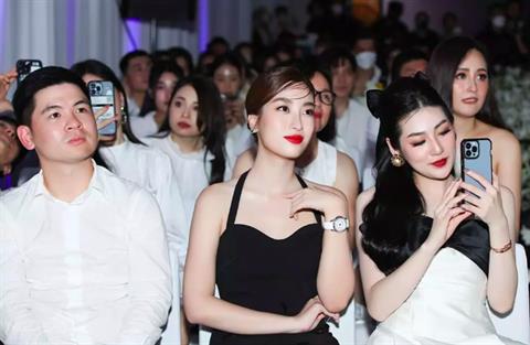 Con trai bầu Hiển cưới Hoa hậu Đỗ Mỹ Linh trong ngày Hà Nội đấu Hải Phòng