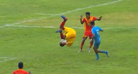Video: Thủ môn Ethiopia bắt bóng như truyện tranh và cái kết