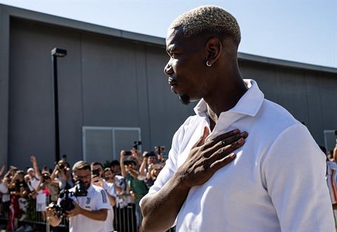 VIDEO: Pogba từ chối kí lên áo đấu MU 