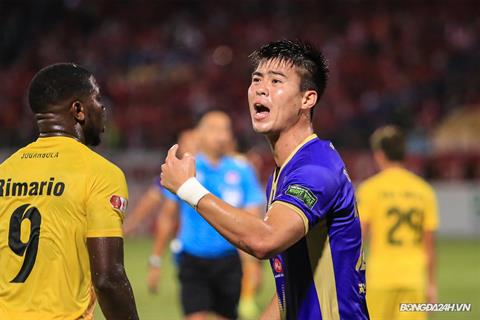 Duy Mạnh phản ứng trọng tài vì cho rằng bị cầu thủ Hải Phòng đá vào đầu