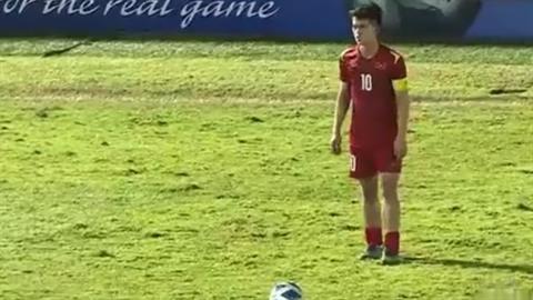 Messi Thái Lan thắc mắc về trang phục của thủ quân U19 Việt Nam