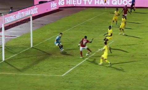 Choáng với pha dứt điểm hỏng ăn của Hoàng Vũ Samson trước khung thành HAGL