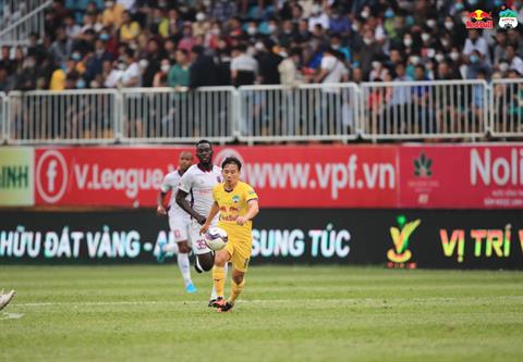 Minh Vương hụt siêu phẩm để đời sau pha bóng ngẫu hứng của Văn Toàn