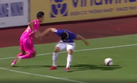Thành Chung chơi như nghiệp dư trong tình huống dẫn đến bàn thua của Hà Nội FC