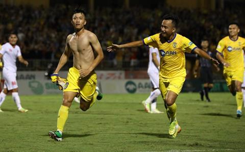 Phan Văn Đức lập siêu phẩm trước sự chứng kiến của thầy Park