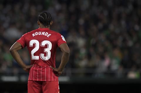 Jules Kounde sẽ cập bến Chelsea hay Barca?