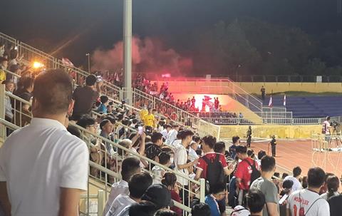 Pháo sáng xuất hiện trên sân Vinh, SLNA đối mặt với án phạt