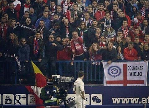 Mới bị đồn gia nhập Atletico, Ronaldo đã nhận về vô số gạch đá