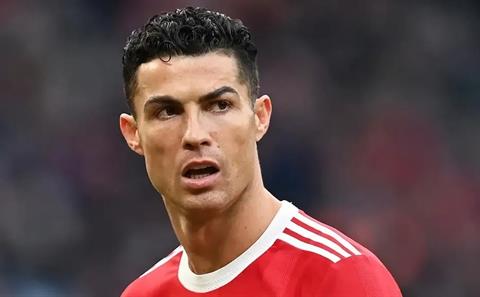 CĐV Atletico căng biểu ngữ phản đối việc chiêu mộ Ronaldo