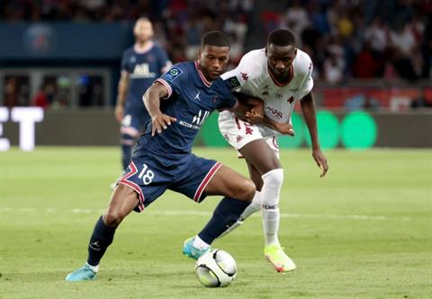 Roma của Mourinho chỉ còn cách Wijnaldum một bước chân