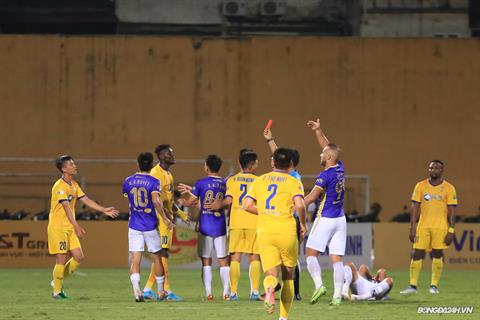 Ngoại binh SLNA từ người hùng hóa tội đồ sau pha đánh nguội thô thiển