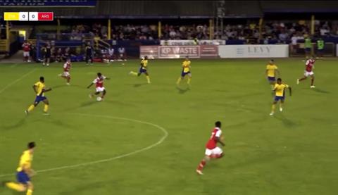 VIDEO: Sao trẻ Arsenal lập siêu phẩm ghi bàn từ giữa sân