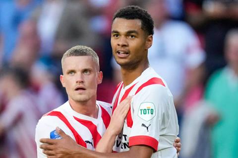 Arsenal tranh tiền đạo PSV Eindhoven với MU