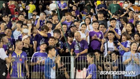 VIDEO: CĐV Hà Nội cầu hôn bạn gái trong ngày đội nhà thắng HAGL 2-1