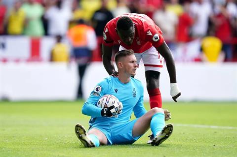 Dean Henderson toả sáng chỉ 1 ngày sau thảm hoạ của De Gea