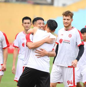 Quế Ngọc Hải tay bắt mặt mừng khi gặp lại đồng đội cũ