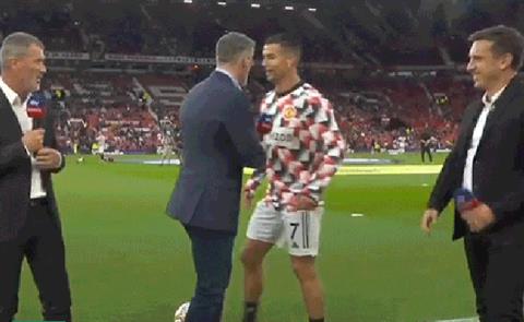 VIDEO: Cristiano Ronaldo khiến Jamie Carragher bẽ mặt