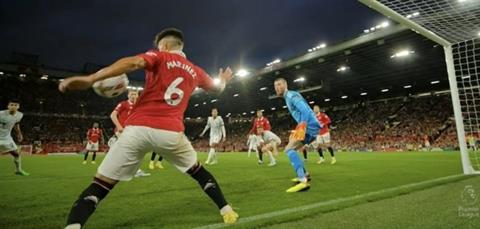 Biểu cảm khó tin của Lisandro Martinez khi trở thành nạn nhân của Bruno 