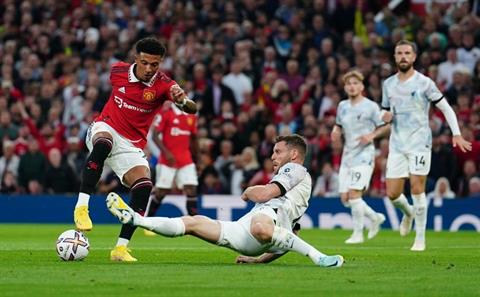 Carragher: Liverpool phòng ngự thật đáng xấu hổ