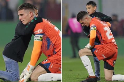 Video: CĐV nhí vào sân và khoảnh khắc cực đẹp trong bóng đá