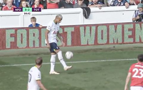 HLV Nottingham bực bội vì pha tâng bóng trên sân của Richarlison