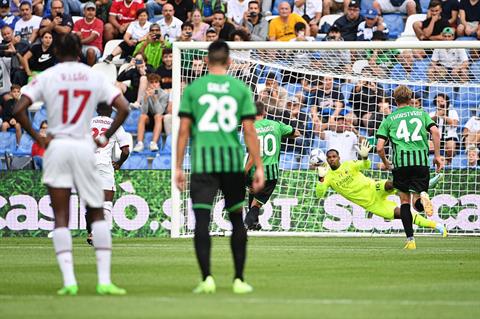 Khủng khiếp với khả năng cản phá phạt đền của thủ môn AC Milan