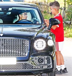 Ronaldo có hành động đẹp trước trận gặp Leicester