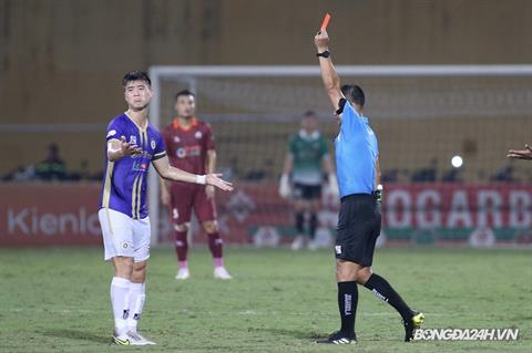 VIDEO: Duy Mạnh nhận thẻ đỏ trực tiếp sau pha giật chỏ đối thủ