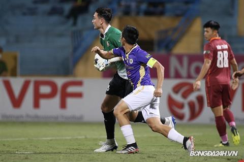 VIDEO: Tiền đạo Văn Quyết chơi tiểu xảo với Văn Lâm và cái kết