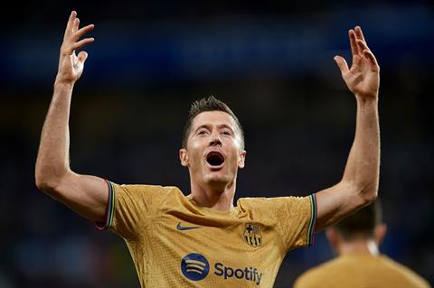 Robert Lewandowski cân bằng thành tích của Cristiano Ronaldo