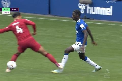 Vì sao Virgil van Dijk thoát thẻ đỏ trước Everton?