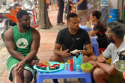 Patrice Evra gây sốt khi xuất hiện ở Hà Nội