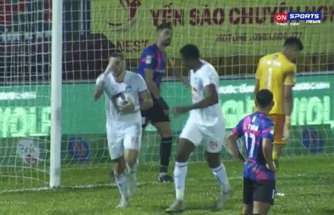 Ngoại binh HAGL ghi bàn vào lưới Sài Gòn FC