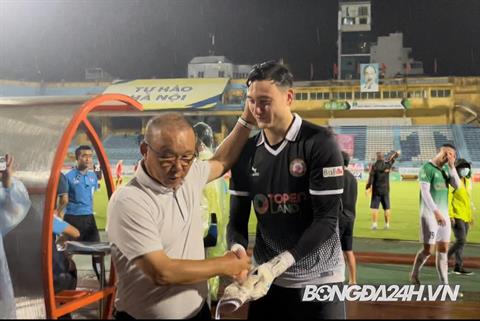 VIDEO: Văn Lâm để thầy Park tìm mòn mỏi vì mải ăn mừng với đồng đội