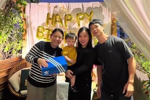 Công Phượng đưa vợ con đi dự sinh nhật bà xã HLV Kiatisuk