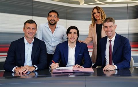 AC Milan chính thức có bản hợp đồng khủng