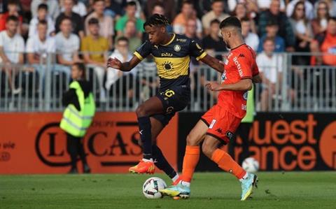 Quang Hải tiếp tục dự bị cả trận, Pau đã biết đến chiến thắng