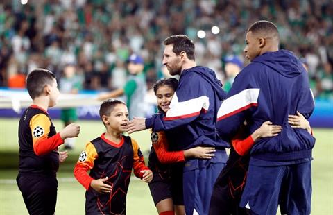 Phản ứng bất ngờ của dàn mascot khi thấy Messi