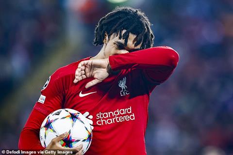 Trent Alexander-Arnold: Từ người hùng hoá người thừa ở Liverpool?