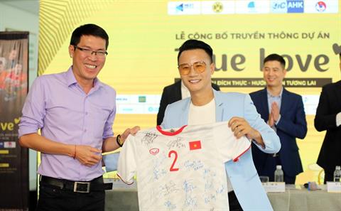 Bán đấu giá áo đấu của Quang Hải, Duy Mạnh