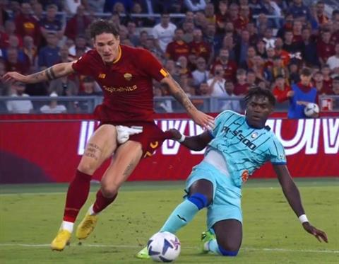 Zaniolo bị đối phương kéo suýt rách quần