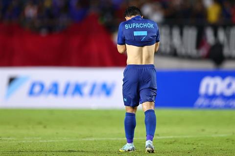 Tội đồ của ĐT Thái Lan bật khóc nức nở sau khi đá hỏng 11m