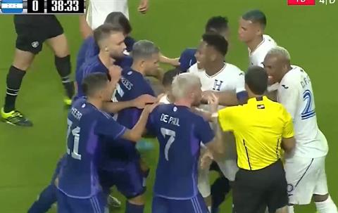 VIDEO: Messi bị chơi xấu, đồng đội đòi xử đối phương