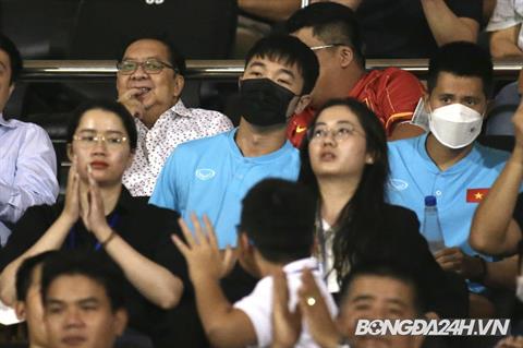 Xuân Trường ngồi buồn thiu trên khán đài sân Thống Nhất