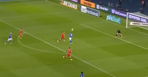 VIDEO: Raphinha tái hiện siêu phẩm của Robin van Persie