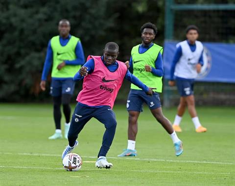 Kante chính thức trở lại tập luyện cùng Chelsea