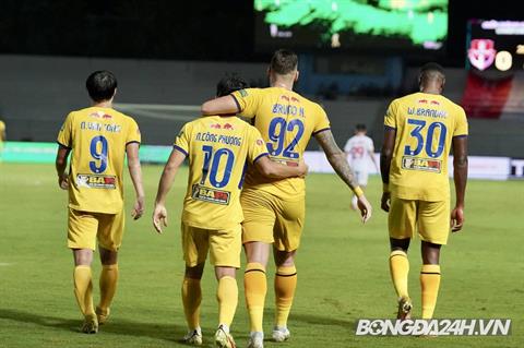 VIDEO: HAGL có bàn thắng khó tin sau cú sút của Công Phượng