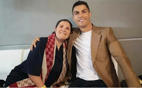 Cristiano Ronaldo mừng sinh nhật mẹ