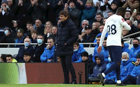 CĐV Tottenham la ó Ndombele, HLV Conte phản ứng ra sao?